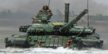 चीन सीमा पर श्योक नदी पार करते समय फंसा टैंक, सेना के पांच जवानों की मौत