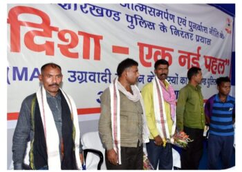 इनामी माओवादी दंपती समेत 12 नक्सलियों ने किया आत्मसमर्पण