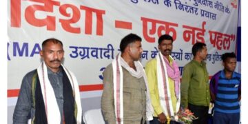 इनामी माओवादी दंपती समेत 12 नक्सलियों ने किया आत्मसमर्पण
