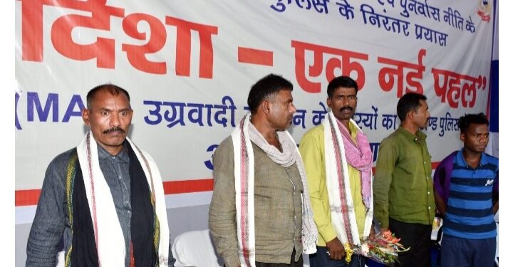 इनामी माओवादी दंपती समेत 12 नक्सलियों ने किया आत्मसमर्पण