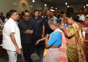 राज्‍यपाल से म‍िले शुभेंदु अध‍िकारी व हिंसा के 106 पीड़ितों का समूह