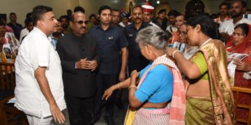 राज्‍यपाल से म‍िले शुभेंदु अध‍िकारी व हिंसा के 106 पीड़ितों का समूह