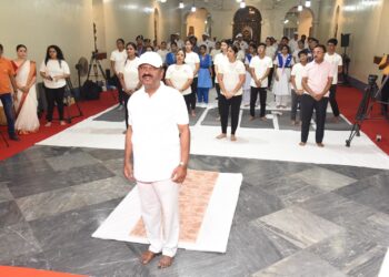 राज्‍यपाल डाॅ. सीवी आनंंद बोस ने कोलकाता राजभवन में स्कूली छात्रों और अधिकारियों के साथ क‍िया योग