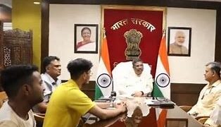 नीट परीक्षार्थियों ने केंद्रीय शिक्षा मंत्री से की मुलाकात, प्रधान ने कहा- पारदर्शी प्रक्रिया का किया जाएगा पालन