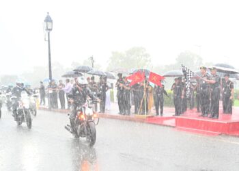 आर्मी चीफ ने भारतीय सेना के डी5 मोटर साइकिल अभियान दल को दिखाई हरी झंडी