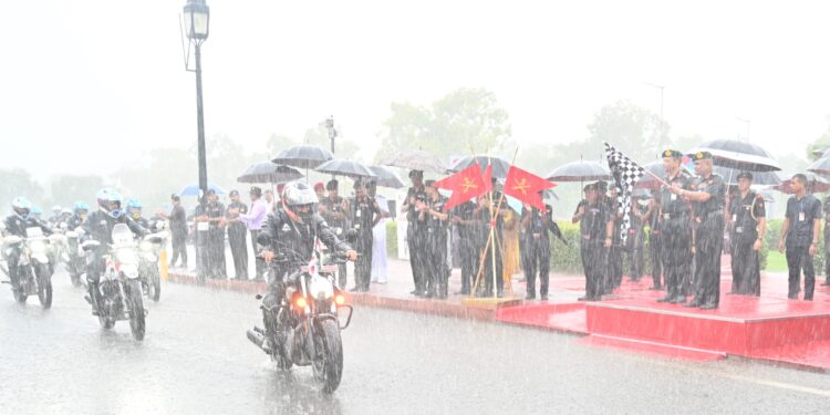 आर्मी चीफ ने भारतीय सेना के डी5 मोटर साइकिल अभियान दल को दिखाई हरी झंडी