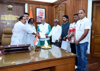 चम्‍पाई सोरेन ने राज्‍यपाल को सौंपा इस्‍तीफा, हेमंत ने पेश किया सरकार बनाने का दावा