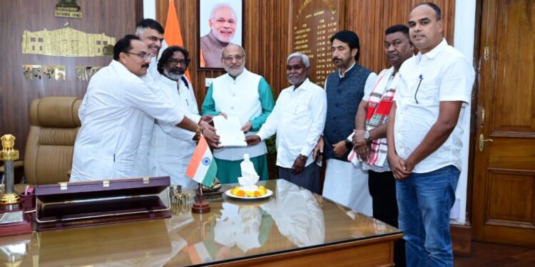 चम्‍पाई सोरेन ने राज्‍यपाल को सौंपा इस्‍तीफा, हेमंत ने पेश किया सरकार बनाने का दावा