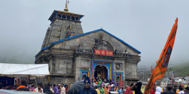 KEDARNATH DHAM : केदारनाथ में सावन के पहले सोमवार को दर्शन के लिए उमड़ी श्रद्धालुओं की भीड़