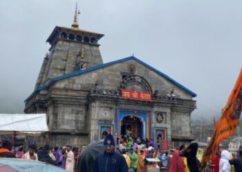 KEDARNATH DHAM : केदारनाथ में सावन के पहले सोमवार को दर्शन के लिए उमड़ी श्रद्धालुओं की भीड़