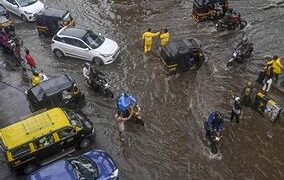 मुंबई में भारी बारिश, सीएम ने सभी आपातकालीन एजेंसियों को हाई अलर्ट पर रहने का दिया निर्देश
