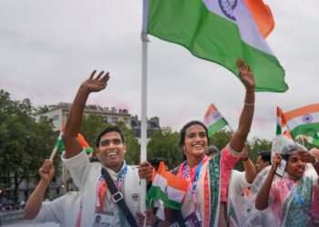 Paris Olympics 2024 : सिंधु और कमल के नेतृत्व में भारत का उद्घाटन समारोह में जोरदार स्वागत