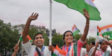 Paris Olympics 2024 : सिंधु और कमल के नेतृत्व में भारत का उद्घाटन समारोह में जोरदार स्वागत