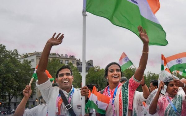 Paris Olympics 2024 : सिंधु और कमल के नेतृत्व में भारत का उद्घाटन समारोह में जोरदार स्वागत