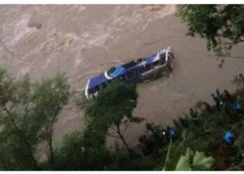 NEPAL  : भूस्खलन की चपेट में आईं दो बसें नदी में बह गईं, 65 यात्री लापता
