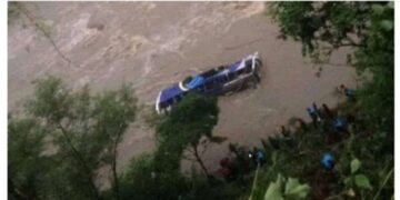 NEPAL  : भूस्खलन की चपेट में आईं दो बसें नदी में बह गईं, 65 यात्री लापता