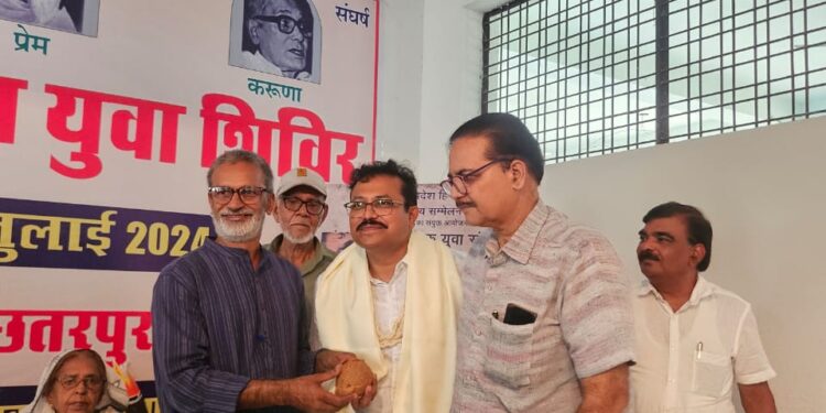 “बोरसी भर आंच” पर चर्चा और “इश्क इतवार नहीं” पुस्तक विमोचित