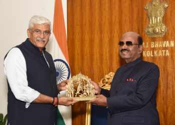 केंद्रीय मंत्री गजेंद्र सिंह शेखावत ने राज्‍यपाल बोस से की मुलाकात