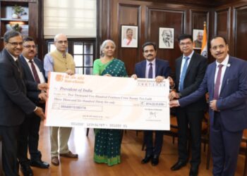 5 बैंकोंं के प्रमुख ने वित्त मंत्री को सौंपा लाभांश चेक