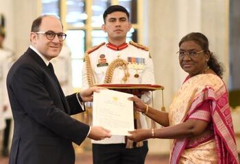 चार देशों के राजदूतों ने राष्ट्रपति को किए अपने परिचय-पत्र प्रस्तुत