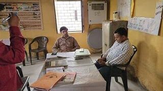 टीचर ने 6 पेज में की 95 गलतियां और स्कूल में खेल रहा था कैंडी क्रश, डीएम ने क‍िया सस्पेंड