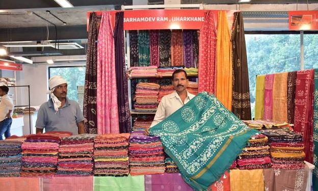 10th National Handloom Day : हथकरघा हाट में शुरू हुई “विरासत” प्रदर्शनी