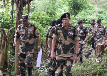 बीएसएफ महानिदेशक ने आईसीपी पेट्रापोल और 68वीं बटालियन की सीमा चौकी का किया दौरा