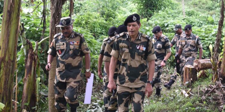 बीएसएफ महानिदेशक ने आईसीपी पेट्रापोल और 68वीं बटालियन की सीमा चौकी का किया दौरा