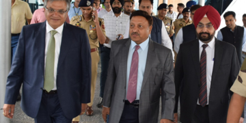 ELECTION COMMISSION OF INDIA का प्रतिनिधिमंडल जम्मू-कश्मीर में चुनाव तैयारियों की समीक्षा करने के लिए पहुंचा श्रीनगर