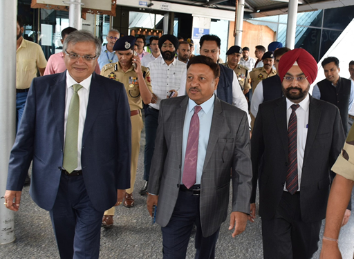 ELECTION COMMISSION OF INDIA का प्रतिनिधिमंडल जम्मू-कश्मीर में चुनाव तैयारियों की समीक्षा करने के लिए पहुंचा श्रीनगर