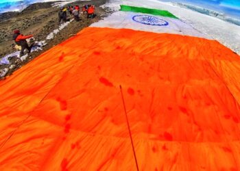 दिव्यांगजन अभियान दल ने माउंट किलिमंजारो के उहुरू शिखर पर फहराया सबसे बड़ा राष्ट्रीय ध्वज