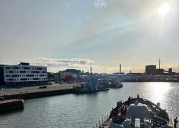 भारतीय नौसेना का जहाज तबर दो दिवसीय यात्रा के लिए डेनमार्क के एस्बर्ज पहुंचा