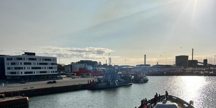 भारतीय नौसेना का जहाज तबर दो दिवसीय यात्रा के लिए डेनमार्क के एस्बर्ज पहुंचा