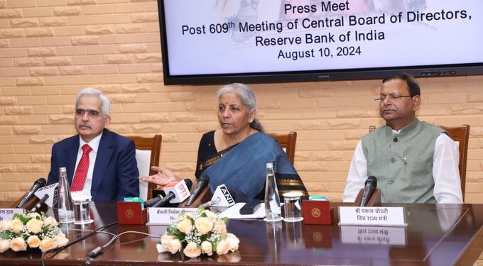 बैंकों को अपने मुख्य कारोबार पर ध्यान देने की जरूरत : निर्मला सीतारमण