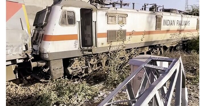 साबरमती एक्सप्रेस पटरी से उतरी, सभी यात्री सुरक्षित