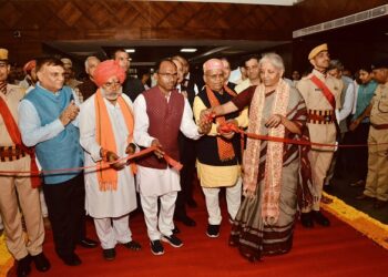 शिकायतों में बदलने से पहले करों के संबंध में शंकाओं और चिंताओं का अध‍िकारी करें समाधान : व‍ित्त मंत्री निर्मला सीतारमण