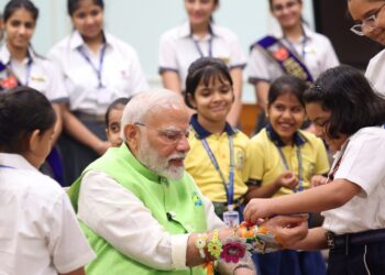 पीएम मोदी ने स्कूली बच्चियों के साथ मनाया रक्षाबंधन, केंद्रीय मंत्रियों ने भी बंधवाई राखी