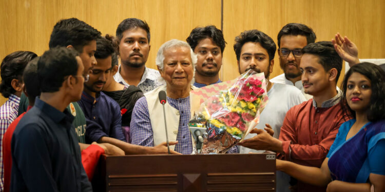 BANGLADESH : मुहम्मद यूनुस ने अंतरिम सरकार के प्रमुख के रूप में पद और गोपनीयता की ली शपथ