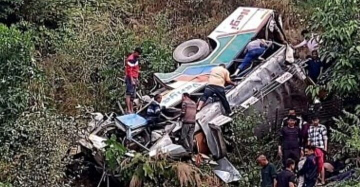 अल्मोड़ा में खाई में गिरी बस,  22 लोगों की हुई मौत, कई घायल