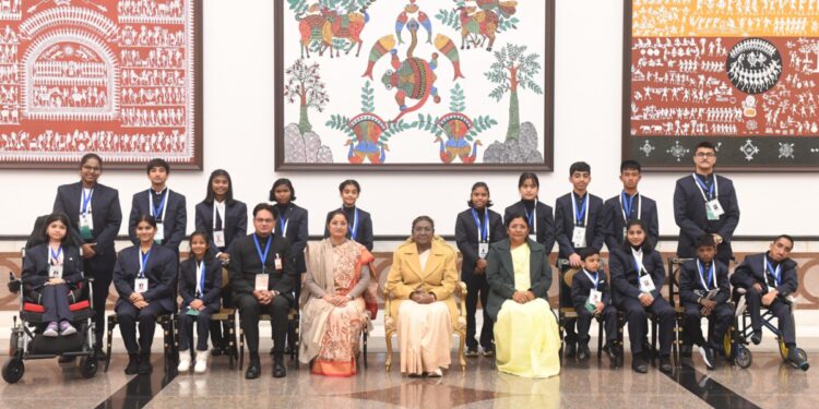 राष्ट्रपति ने 17 बच्चों को उनकी असाधारण उपलब्धियों के लिए प्रधानमंत्री राष्ट्रीय बाल पुरस्कार प्रदान किए