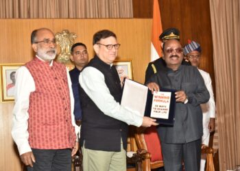 राज्‍यपाल बोस ने किया पूर्व केंद्रीय मंत्री के.जे. अल्फोंस द्वारा लिखित पुस्तक द विनिंग फॉर्मूला – 52 वेज़ टू चेंज योर लाइफ का विमोचन