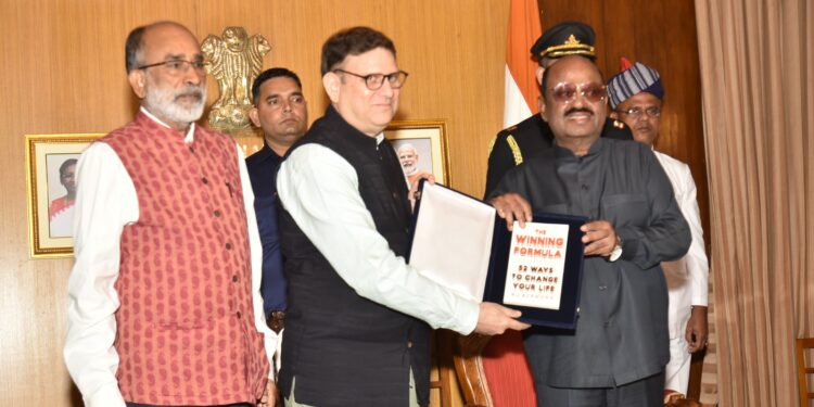 राज्‍यपाल बोस ने किया पूर्व केंद्रीय मंत्री के.जे. अल्फोंस द्वारा लिखित पुस्तक द विनिंग फॉर्मूला – 52 वेज़ टू चेंज योर लाइफ का विमोचन