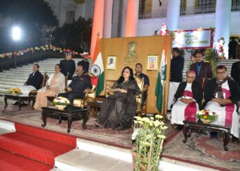 कोलकाता राजभवन में मनाया गया क्र‍िसमस समारोह