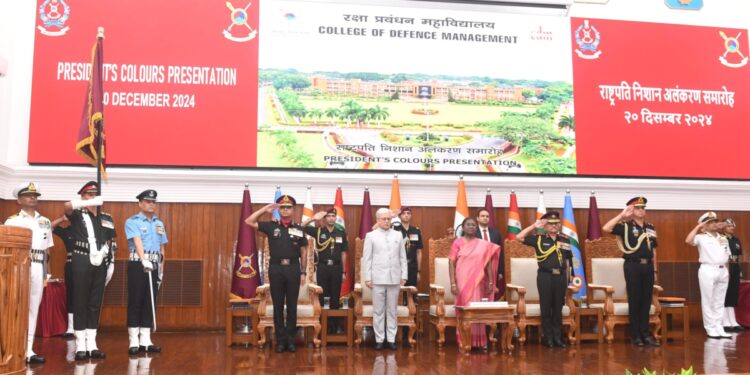 राष्ट्रपति द्रौपदी मुर्मू ने रक्षा प्रबंधन महाविद्यालय, सिकंदराबाद को प्रदान किए ध्वज