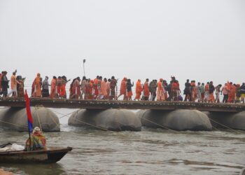 महाकुम्भ 2025 : श्रद्धालुओं के अमृत स्नान की लाइफ लाइन बने पीपे के पुल