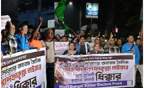 RG KAR DOCTOR PROTEST : आधी रात को डॉक्टर के घर की तलाशी, विरोध में सड़कों पर उतरे जूनियर डॉक्टर्स! श्यामबाजार से बीटी रोड अवरुद्ध
