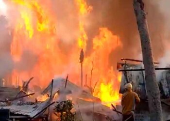 पार्क सर्कस स्टेशन के पास फैक्ट्री में लगी आग, 14 दमकल गाड़ियां मौके पर