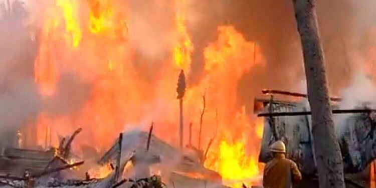 पार्क सर्कस स्टेशन के पास फैक्ट्री में लगी आग, 14 दमकल गाड़ियां मौके पर