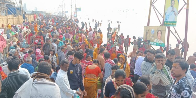 मकर संक्रांति पर 30 लाख से अधिक तीर्थयात्रियों ने गंगासागर में किया पवित्र स्नान