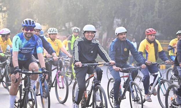 साइकिल चलाना व्यायाम का सबसे सरल रूप है जिसका व्यक्तिगत स्वास्थ्य और पर्यावरण दोनों पर पड़ता है गहरा प्रभाव : मांडविया